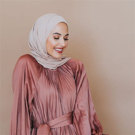 Withloveleena. Modest H&M Picks! July 9, 2019. Happy Tuesday Loves! I am obsessed with the new Summer 2019 Campaign at H&M with all of the blue and white patterns and Vacation appropriate pieces! I looked through the entire website and picked my favorite modest pieces! I also included some accessories, a cute blush pink sarong that would add an … 
