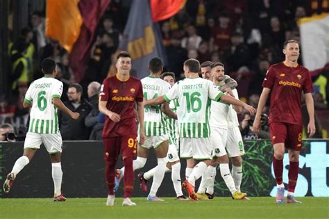 Without Mourinho, 10-man Roma loses 4-3 to Sassuolo