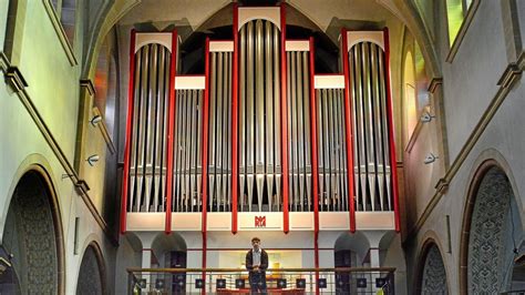 Wittener spielt die Orgel in einer französischen Kathedrale