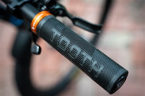 Wolftooth components. The full kit weighs 171g and when nested together measures 146mm x 20mm x 28mm. Each tool is machined from 7075-T6 aluminum, the tire lever is made from a high-strength nylon composite, and the 8-Bit tool has a Chromium-vanadium steel head with S2 Tool Steel bits. In typical Wolf Tooth fashion, all three tools are made in the USA. 