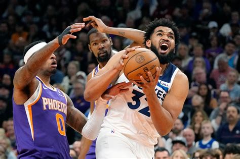 Wolves falter late in loss to Phoenix