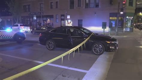 Woman carjacked at gunpoint by 5 men in Lincoln Park: police