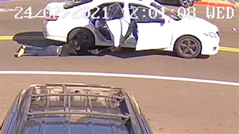 Woman dragged as man steals her car in O'Fallon