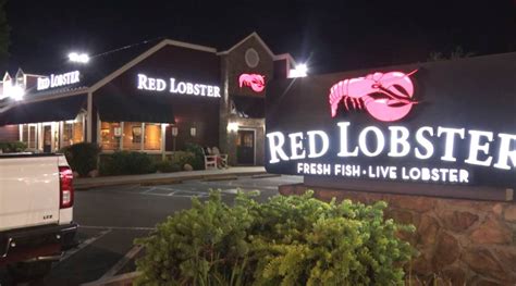 Woman stabbed at Red Lobster in West Hills