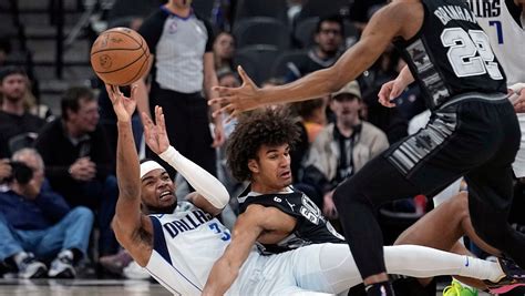 Wood has 27 points, 13 rebounds in Mavs’ OT win over Spurs