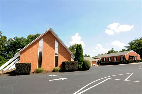 Serving 14,000 residents in the small town of Mount Holly, NC is Woodlawn Funeral Home. The facility is located just over 16 miles northwest of Charlotte via Interstate 85 and is just minutes from the Catawba River.