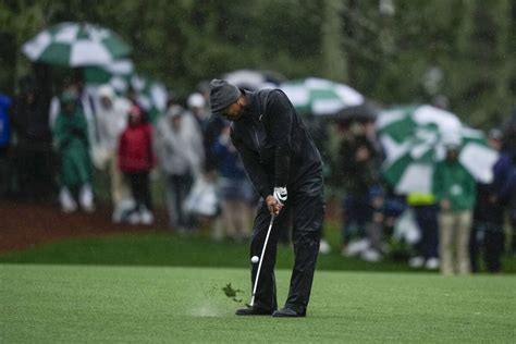 Woods makes cut, last among those still playing at Masters