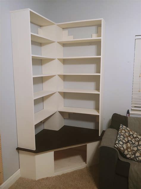 Woodworking Hub Built a corner bookshelf!