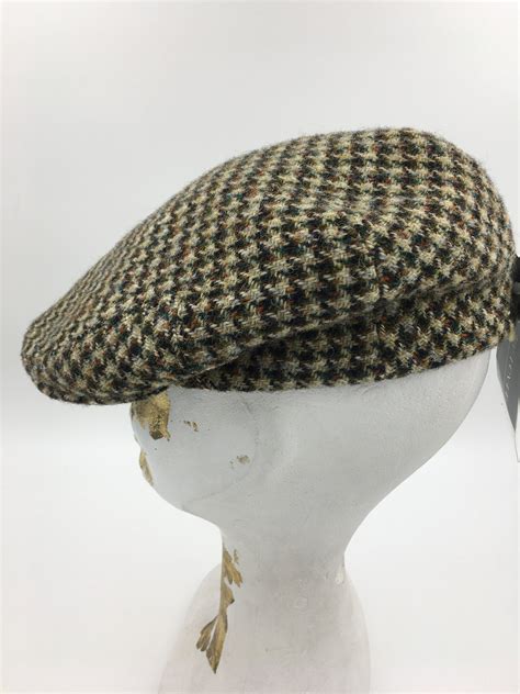 Clue: Woolen caps of Scottish origin. Woolen caps of Scottish ori