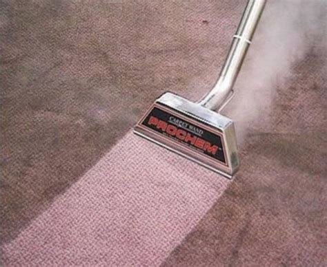 Wool carpet cleaning. Apply cold water to the stain. Place one teaspoon of mild wool-approved laundry detergent and one teaspoon of white vinegar in 1 litre of warm water. Gently blot the stain with this treatment. Rinse the stain with warm water. Be wary of using strong chemicals, like bleaches, to clean stains on wool carpets. 