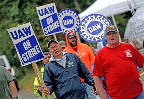 Workers remain on the picket line at Stellantis plant in Mansfield as UAW strike continues