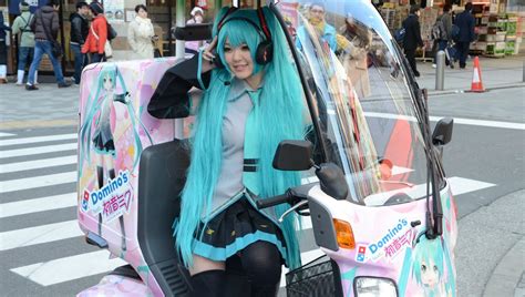 World’s Only Miku x Domino’s Pizza Bike Dashes Through Akiba!