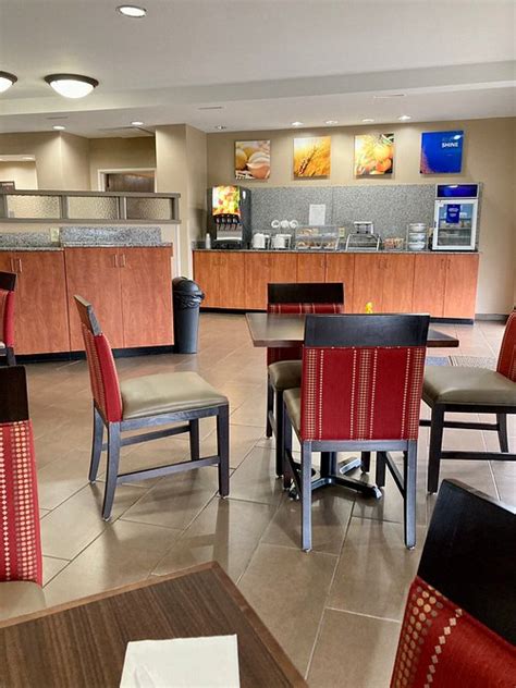 Worst Comfort Suite EVER - Review of Comfort Suites Foley, Foley…