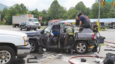 LEE COUNTY, Va. (WJHL) - An Elizabethton man and two other people were injured in a multi-vehicle crash in Lee County, Virginia early Wednesday. According to the Virginia State Police (VSP), the ...