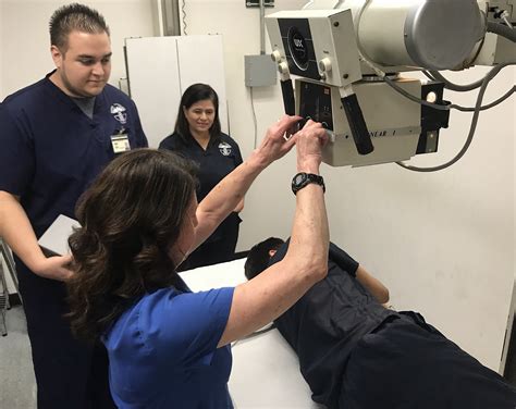 X ray tech assistant salary. How Much Does a Radiologic Technologist Make? Radiologic Technologists made a median salary of $61,370 in 2021. The best-paid 25% made $77,290 that year, while the lowest-paid 25% made $48,900. 