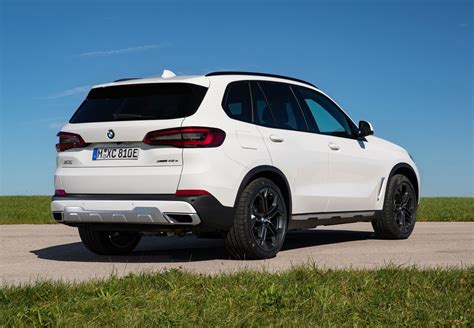 X5 45e. The plug-in hybrid xDrive45e comes with a turbocharged inline-six and an electric motor that combine for 389 horsepower. At our test track, that powertrain motivated an X5 to 60 mph … 