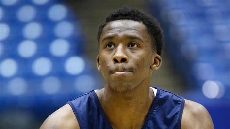 Xavier point guard Dee Davis played well at both ends of the floor on Wednesday night, helping the Musketeers move back into sole possession of third place in the Big East Conference..