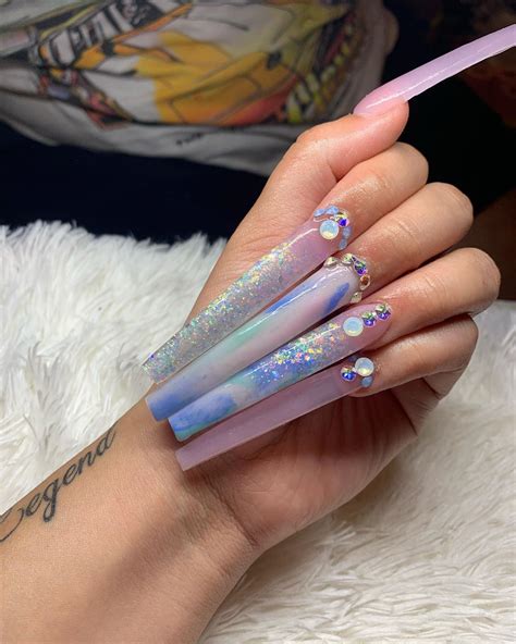 From EmRata's moody poison apple aura nails and Cinderella-inspired iridescent polish to Halle Bailey's perfect mermaid manicure and abstract dalmatian nails, find our favorite Disney-inspired nail designs below. This …. 