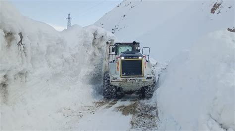 Yüksekova'da metrelerce kar altındaki yollarda çalışmalar sürüyor - Son Dakika Haberleri
