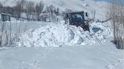 Yüksekova’daki köy yollarında karla mücadele çalışması devam ediyors