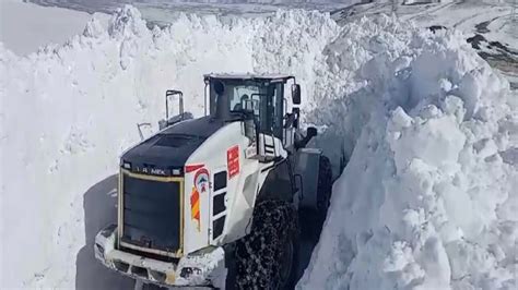 Yüksekova’nın köy yollarında kar çalışması devam ediyors