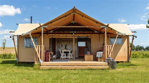 YALA provides unique and versatile canvas lodges of the highest quality, fully tailor-made with interior, sanitary and heating. Our safari tents allow you to extend the season and increase occupancy. Reap the maximum benefit from your accommodation offering by investing in glamping.. 