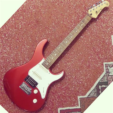 Yamaha pacifica 712 specs.  Nearly identical to the Pro model for a LOT less.  Sti...