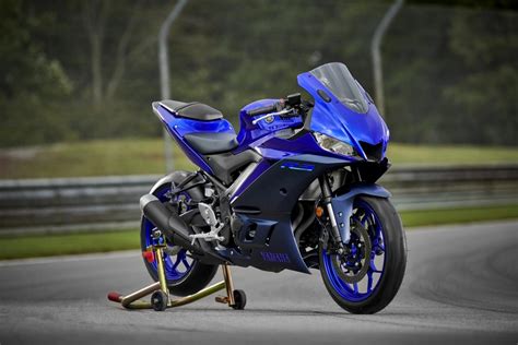 Yamaha yzf r3 top speed. The YZF-R1M features 4-piston radial-mounted front calipers riding on big 320mm rotors for excellent stopping power, with a high-friction pad compound, and supported by a 220mm rear disc with compact floating caliper. The ABS hydraulic unit is light and compact, and the high-quality braided stainless steel front lines provide firm yet ... 