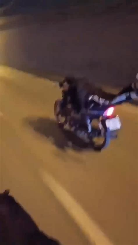 Yatarak motosiklet kullandı, ölüme meydan okudus