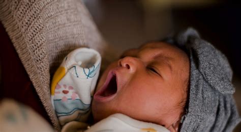 Yenidoğan bebek kaç ml anne sütü içer
