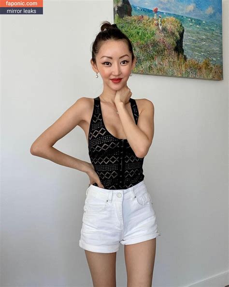 Yeonmi park naked. yeonmi park (Korean: 박연미; born 4 October 1993) is a North Korean defector and activist whose family fled from North Korea to China in 2007 and settled in South Korea in 2009, before moving to the United States in 2014. Her family turned to black-market trading during North Korea's economic collapse in the 1990s. Her father was sent to a labor camp for smuggling. 