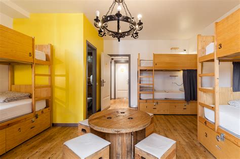 Yes lisbon hostel. BUDGET: Yes Lisbon Hostel. This hostel also gets wonderful reviews. It is just steps away from Arco da Rua Augusta, one of Lisbon’s most famous landmarks. There is a communal kitchen and all rooms have air conditioning. 