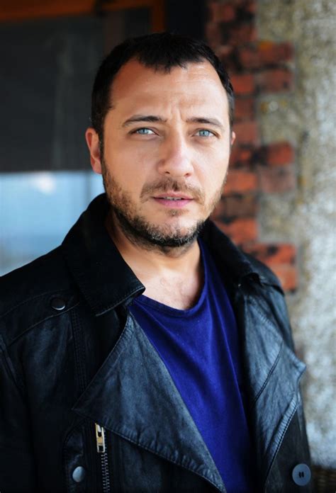 Yiğit Özşener . 