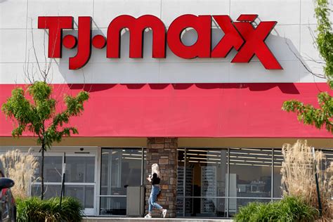TJ Maxx public holiday sales. TJ Maxx runs big sales during most public holidays, including the Fourth of July and Memorial Day. These sales let you use a TJ Maxx coupon, too. TJ Maxx seasonal sales. Find discounts and big TJ Maxx deals during the sales at the end of each season when clothing goes on clearance..