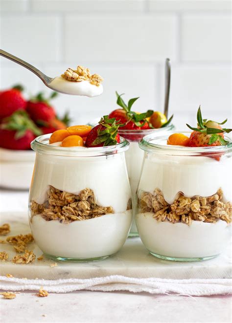 Yogurt with granola. Vanilla Greek Yogurt + Fresh Pineapple + Toasted Coconut + Hazelnuts. Blueberry Superpower: Vanilla Greek Yogurt + Fresh Blueberries + Granola + Honey. Strawberry Kiwi: Vanilla Greek Yogurt + Fresh Strawberries + Kiwi Fruit. There are all types of Greek Yogurt to choose from — some are quite tart and may need a drizzle of honey, … 