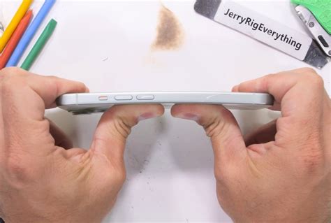 YouTuber Surprised by iPhone Air's Unexpected Durability in Bend Test