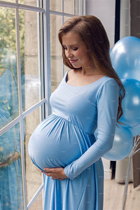 Young and pregnant. Most women know they need to see a doctor or midwife and make lifestyle changes while pregnant. But, it is just as important to start making changes before you get pregnant. These ... 