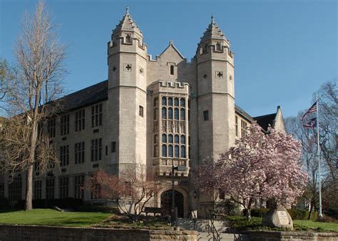 Youngstown state university. 楊斯鎮州立大學. 楊斯鎮州立大學 （ 英文 ：Youngstown State University）於西元1908年創校。. 這一間學校位於 美國 俄亥俄州 的楊斯鎮。. 西元2009年秋天一共有14,682名學生 [1] 。. 師生比例為19比1。. 這一間學校宣稱至今一共有超過77,000名的人畢業於他們學校。. 瓊斯大樓. 