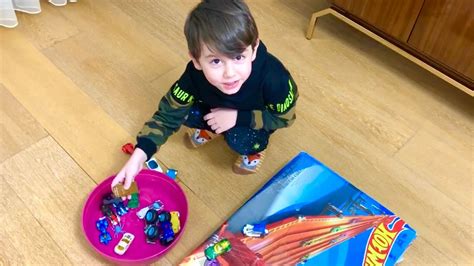 Yusuf 6 laine parkurunda hotwheels arabaları  YouTube. 