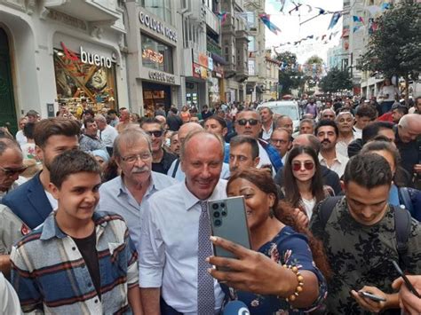 Zafer Partisi Genel Başkanı Özdağ, İstiklal Caddesi'nde vatandaşlarla bir araya geldis