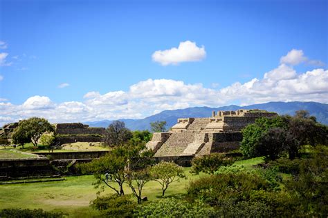 Monte Albán. A veinte minutos de la ciudad de Oaxaca se encuentran las ruinas de Monte Albán, uno de los centros culturales más importantes del pueblo zapoteco. Las ruinas se extienden sobre la cima de una colina y las vistas son impresionantes porque el entorno es de un verde exuberante. Este lugar se divide a su vez en 10 áreas entre las .... 