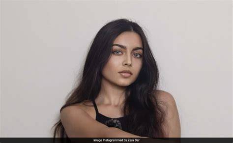 Zara Dhar Nude