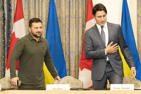 Zelenskyy, accompanied by PM Trudeau, greets large crowd of supporters in Toronto