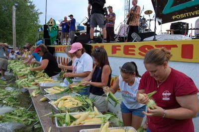 Zellwood corn festival. The last of the summer corn is hitting markets everywhere, and if you want a fast and safe way to get the corn off of the cob for salads, soups, or sautees, this method from the fo... 