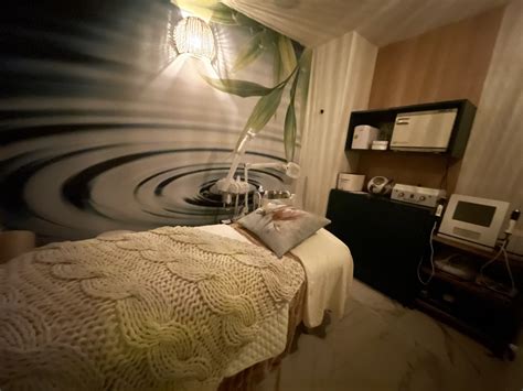 The hotel includes a large outdoor pool and whirlpool. Zen Spa Brisas features six spa therapy rooms, two relaxation areas, and a water ritual area. Stop in for a Swedish or deep tissue massage, facial or body scrub.. 