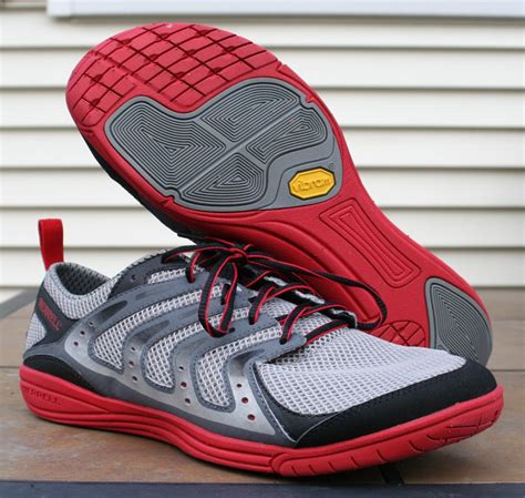 Zero drop shoe. May 27, 2019 ... Low to Zero Drop. Those who walk with their feet striking toward the mid- and forefoot can typically be comfortable with a shoe with a four- ... 