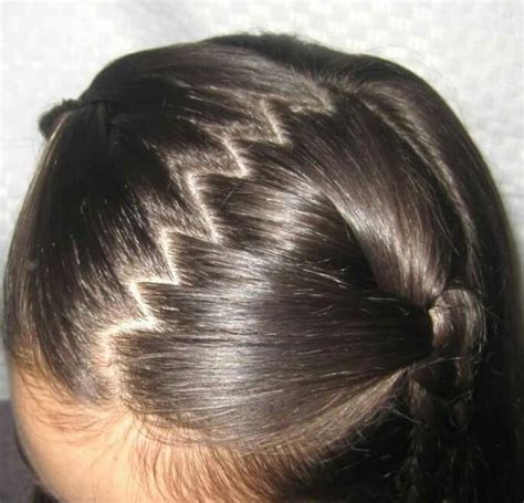 Zigzag hairline. Zigzag Parted Hair is the Latest Y2K Revival. Throw it back to the early 2000s with the zigzag hair trend. The 2000s are in the spotlight. More trends that dominated the Y2K era are back in style as fashionistas dive into the decade's aesthetics which boasted several sexy and relaxed looks, as well as some of the most controversial trends possible. 