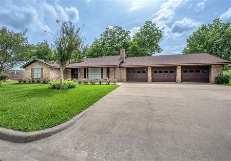 Zillow brenham tx. 606 E Main St, Brenham, TX 77833 is pending. Zillow has 23 photos of this 3 beds, 1 bath, 1,283 Square Feet single family home with a list price of $189,000. 