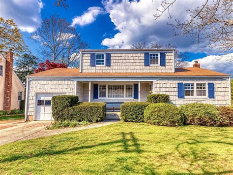 Zillow massapequa ny. The listing broker’s offer of compensation is made only to participants of the MLS where the listing is filed. 55 Southgate Circle UNIT 55, Massapequa Park, NY 11762 is pending. Zillow has 30 photos of this 3 beds, 3 baths, 2,080 Square Feet townhouse home with a list price of $619,999. 