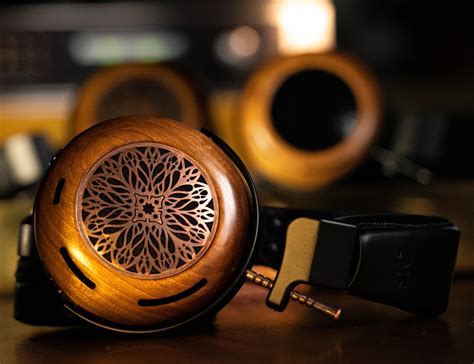 Zmf - Nov 24, 2018 · ZMF headphones The real leather headband contributes to the luxurious build quality of this headphone. It weighs a little over a pound (470 grams), but it feels awfully comfortable on my noggin. 